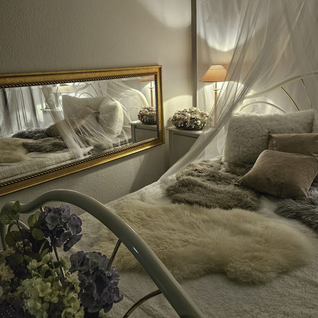 Boudoir Bett mit Spiegel